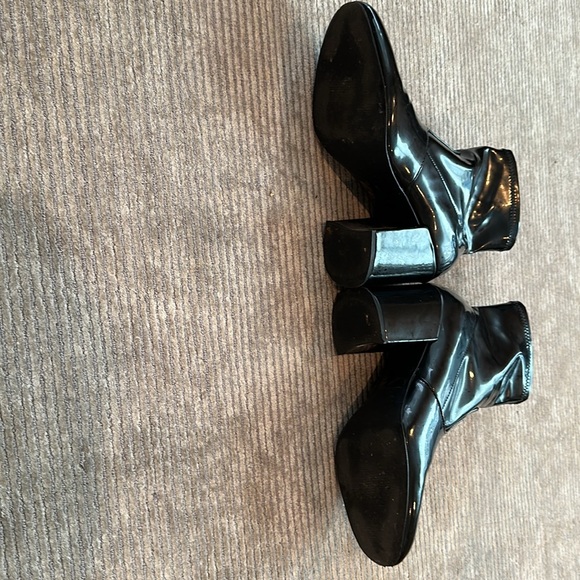 Black patent leather ankle boots, side zipper openings - Picture 3 of 4